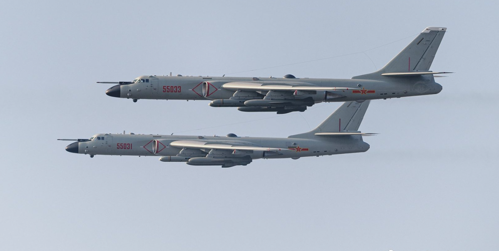 轟-6k轟炸機可以攜帶cj-20巡航導彈,kd-88空地導彈,加上具備對地攻擊