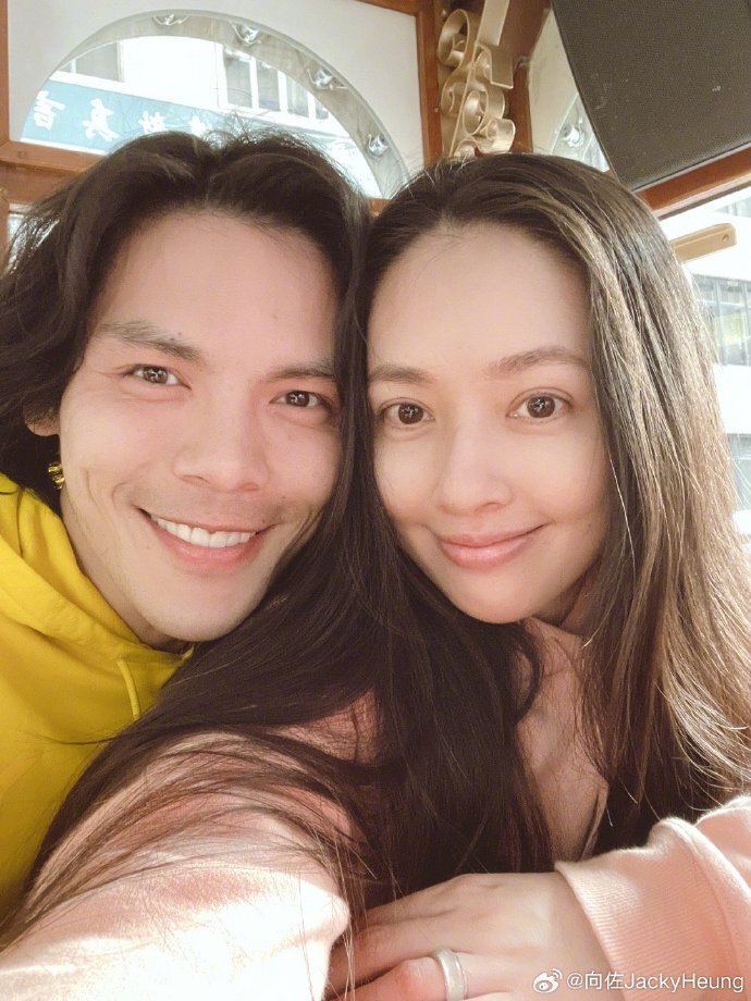 向佐郭碧婷甜蜜约会,夫妻俩乘地铁出行,吃平价餐馆超接地气_腾讯新闻