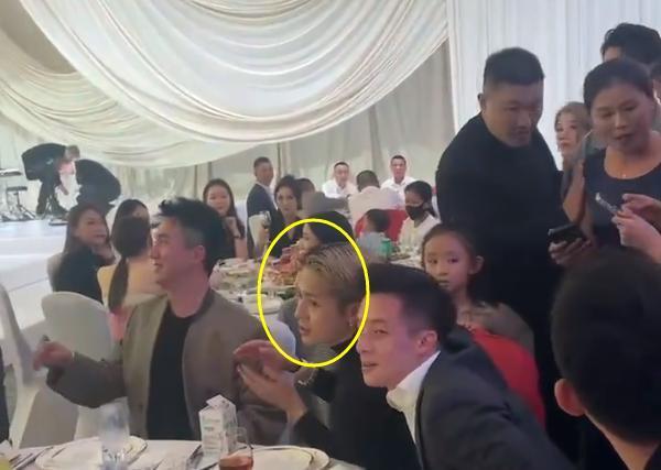 明星参加婚礼:周柏豪赚70万,王嘉尔化身摄影师,吴建豪帅回f4_腾讯新闻