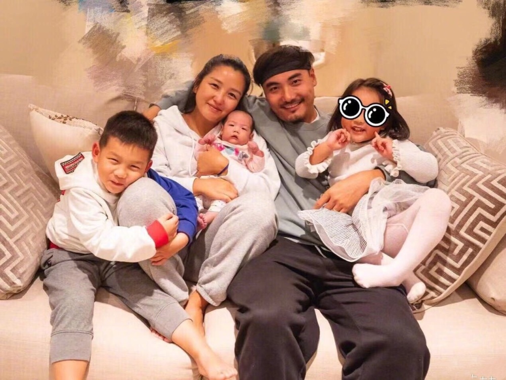 何洁晒一家五口,二婚老公对继子继女视如己出,俩女儿颜值差距大_腾讯