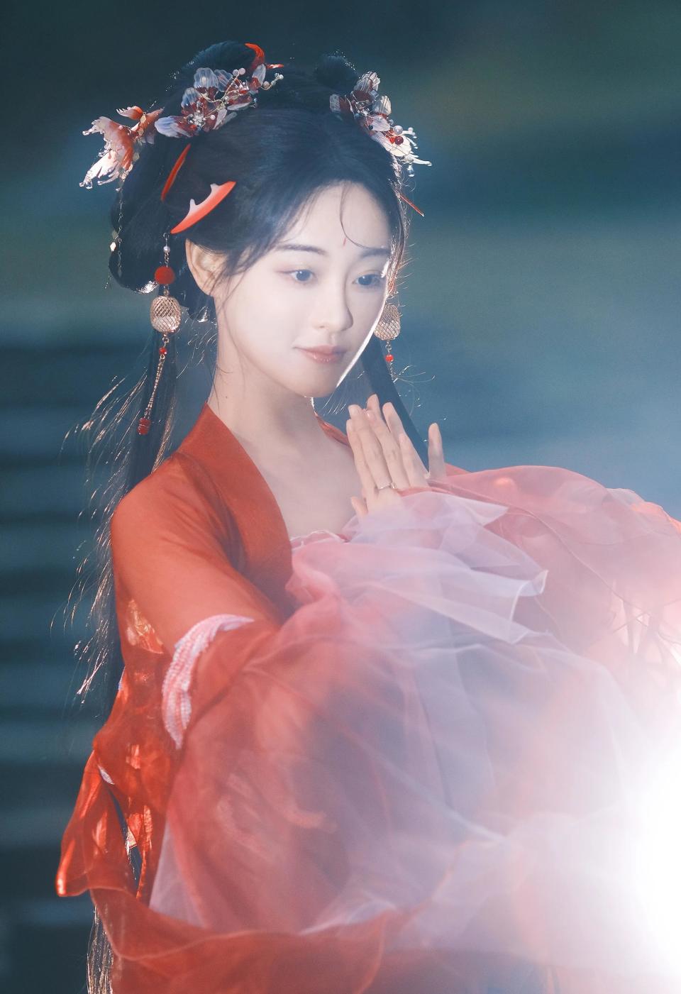 改编自千山茶客的热门小说《重生之嫡女祸妃》,讲述了蒋家嫡长女蒋阮