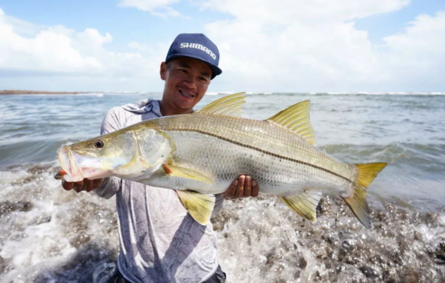 为了和当地钓手包括向导进行沟通,龚磊还自学多国语言,除了常用的英语