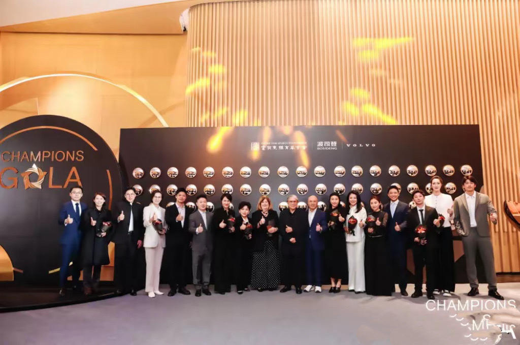 霍家辦體育基金晚宴，郭晶晶挨着李寧站C位，她穿黑色連衣裙很大氣 - 