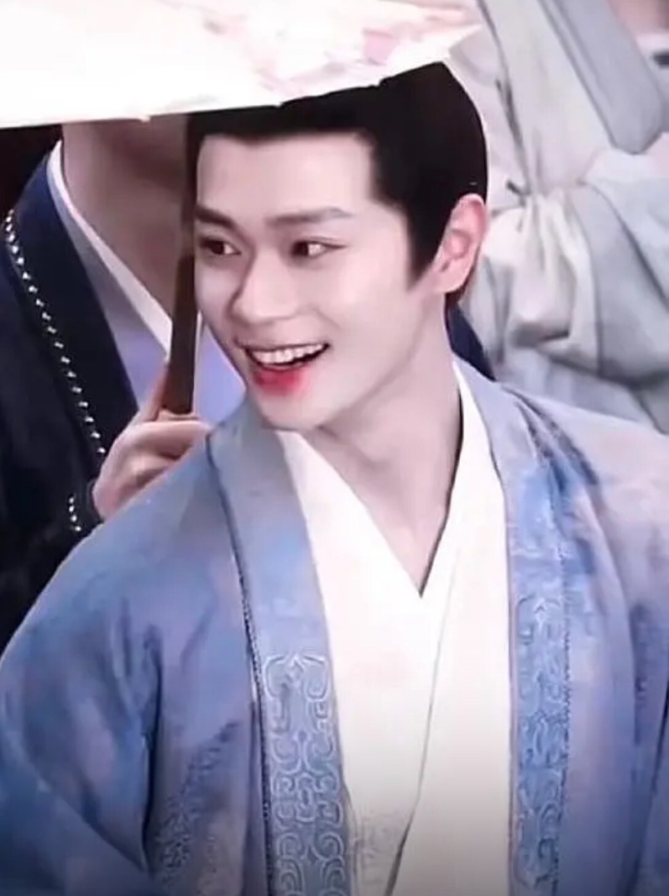 古装美男我只服37岁曹骏,帅得很有古典感,回眸间更是龙章凤姿