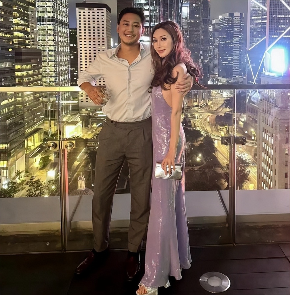 何超凤长女官宣第3任男友,夜店陪他打dj热情迎合,真恋爱脑