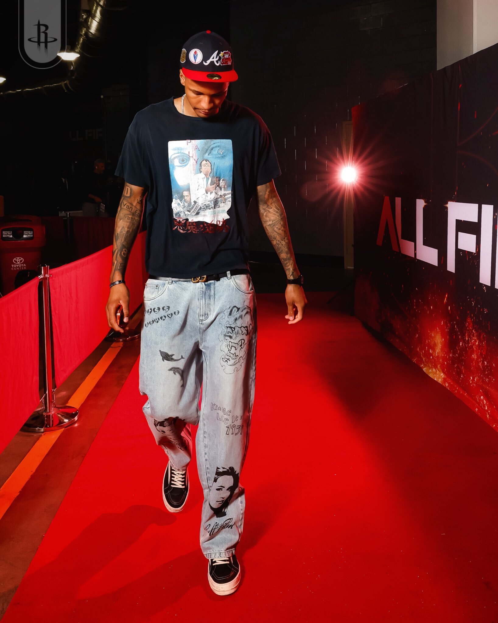 火箭眾將步入今日比賽場館，杜蘭特低調出鏡 - 