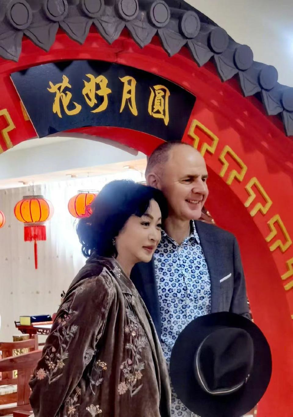 56岁金星重新登记再结婚,和汉斯在一起20年,网友纷纷送上祝福_腾讯