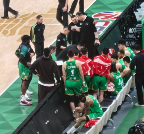 威爾斯26+4獻關鍵罰球！遼寧險勝寧波避連敗 付豪16+10馬丁14分 - 