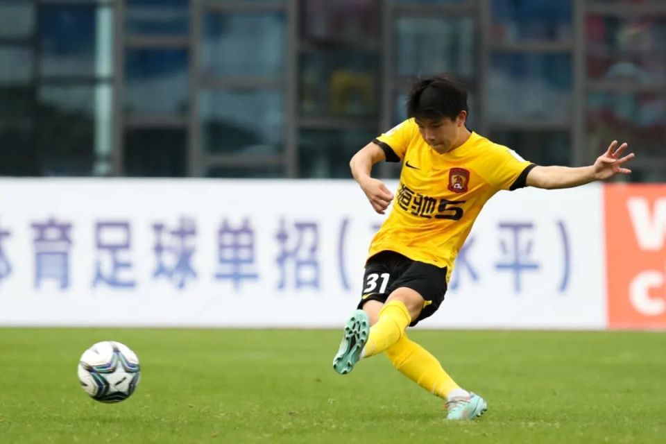 记者王伟,实习记者黄昊报道2023赛季,只有19岁的广州队小将王世杰在中