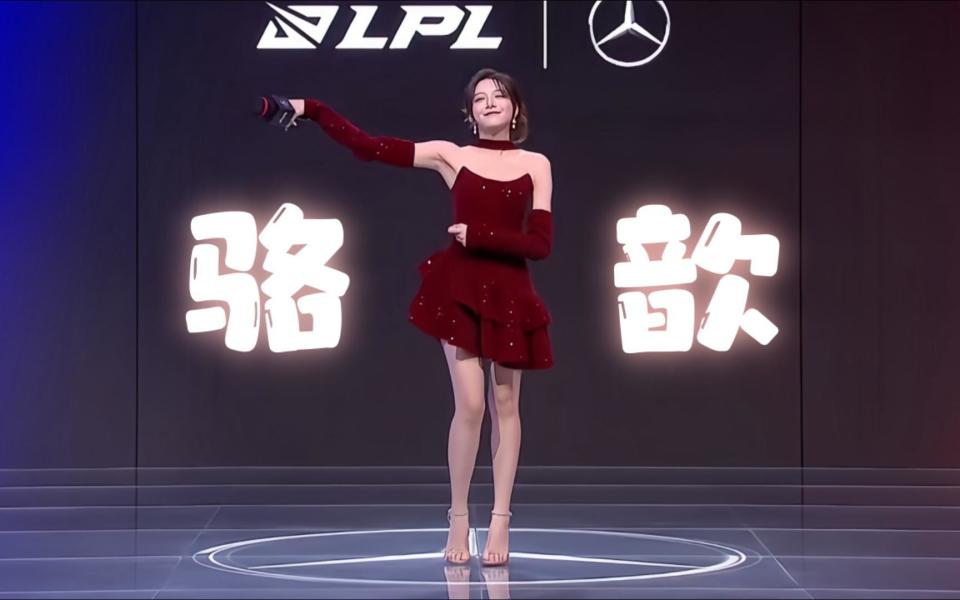 周淑怡直播热舞,后背"恶魔双翅"出镜,粉丝:她身上有4个纹身