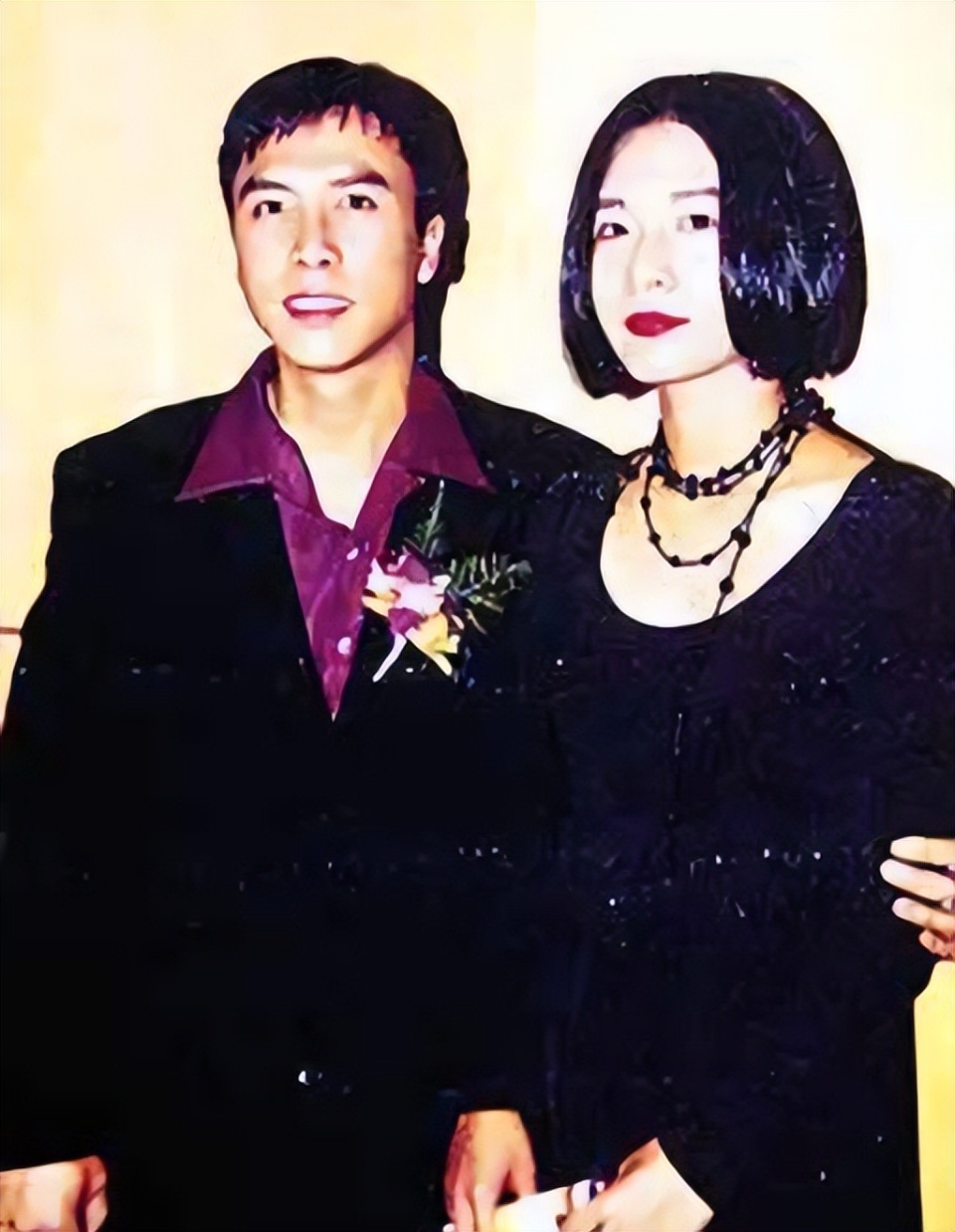 59岁甄子丹结婚20年补办婚礼妻女像姐妹花王宝强带新女友道贺