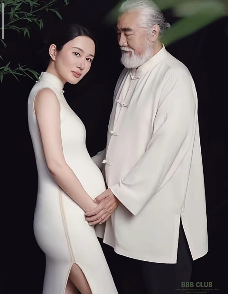 73岁张纪中陪孕妻拍写真,扎丸子头超显年轻,温柔亲吻老婆好宠溺