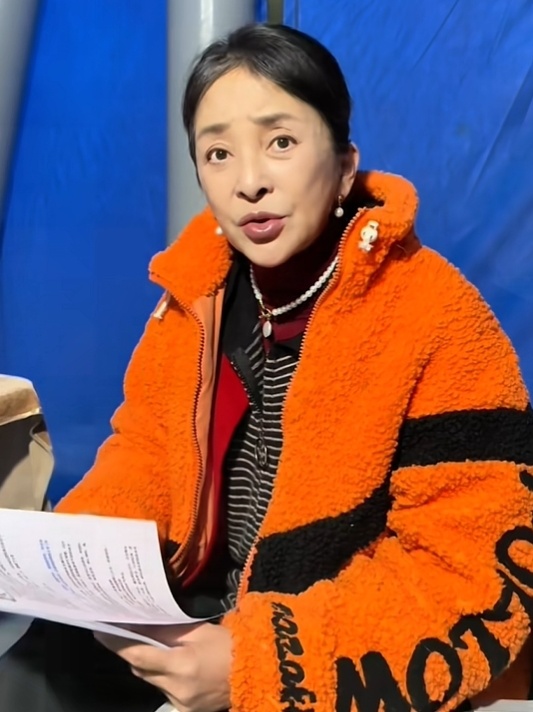 周海媚去世1周年，李勤勤收养她遗留的两只爱犬，并带去墓地拜祭_腾讯新闻