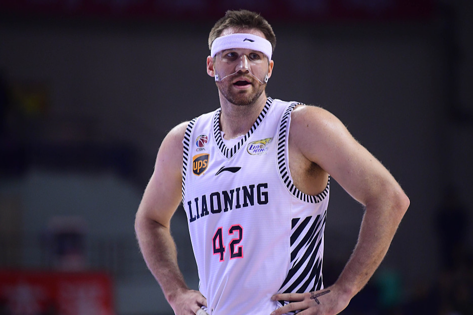 出生于1983年的兰多夫,身高2米08,球员时期司职内线.