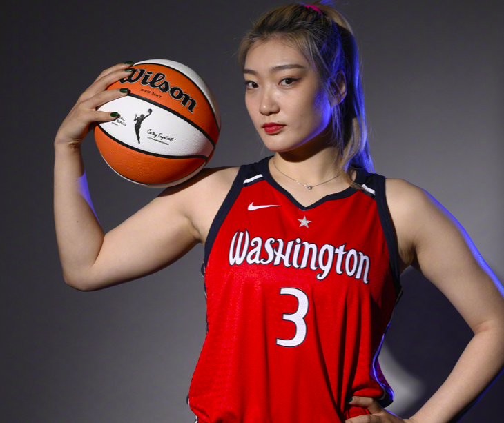 根据美记tyler byrum报道,李梦因为生病没有随队前往明尼苏达.