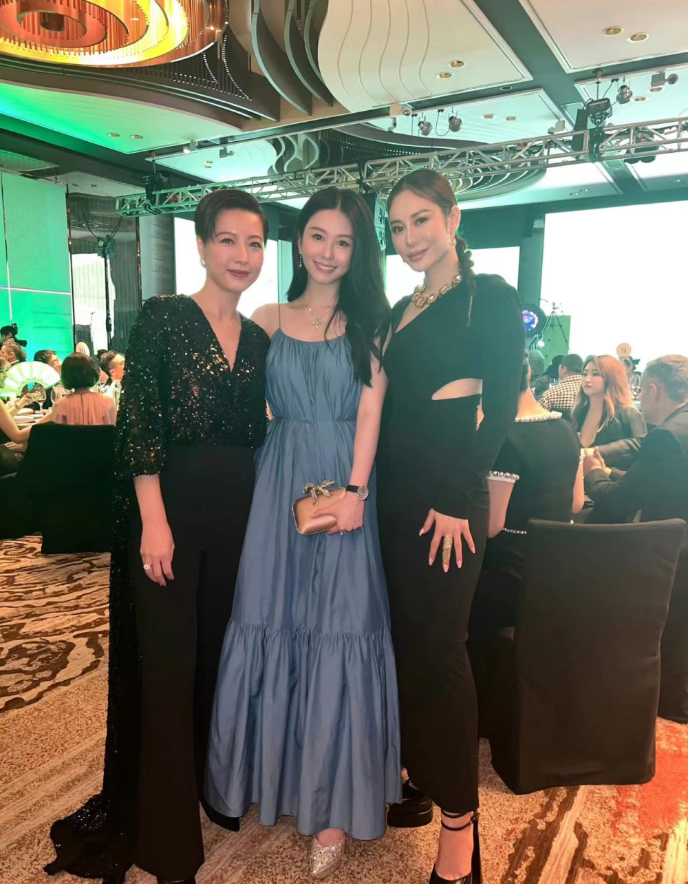 邱淑贞女儿盛装出席晚宴,与千亿富三代亲密合影,融入名流圈心情佳