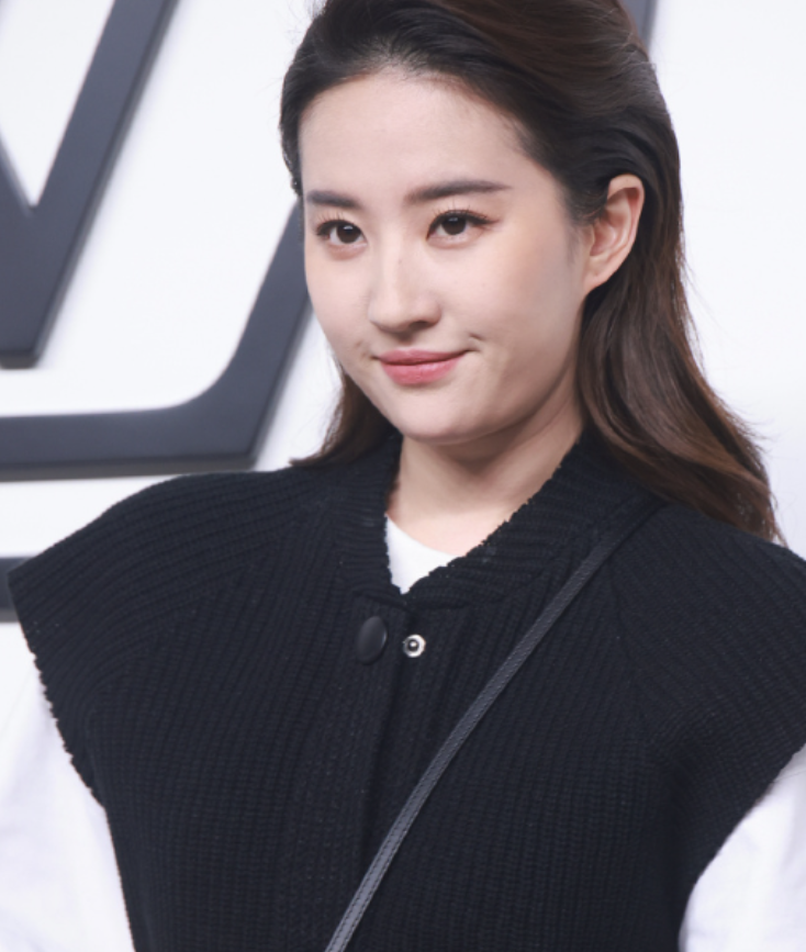 刘亦菲"双下巴"亮相,挑战内娱"白幼瘦"标准