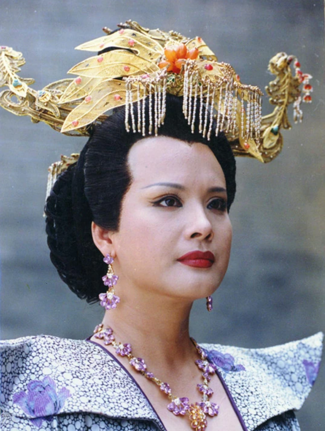 她是86版《西游记》中的"万圣公主",离婚后独自抚养一双子女