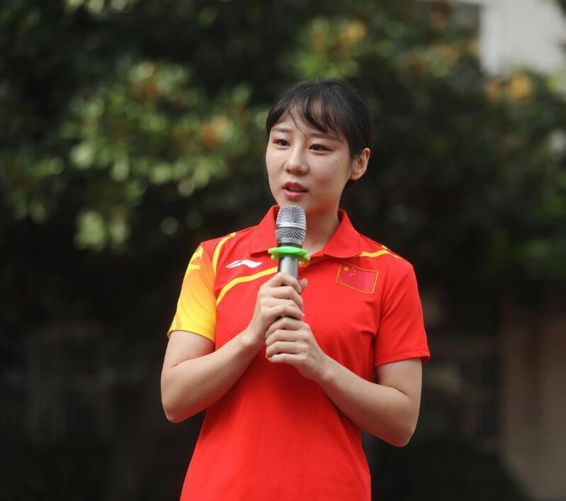 体操女子团体决赛,邓琳琳和程菲,何可欣,江钰源,杨伊琳,李珊珊5名队友