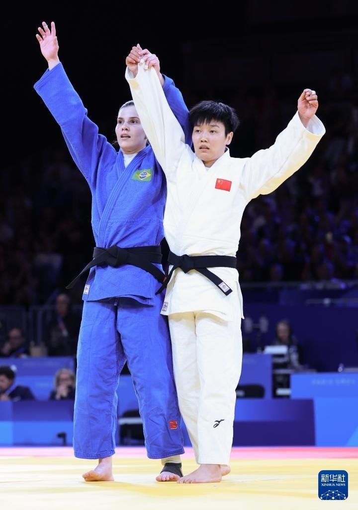 Maldonado and Wang ⁤Yue greet the​ audience