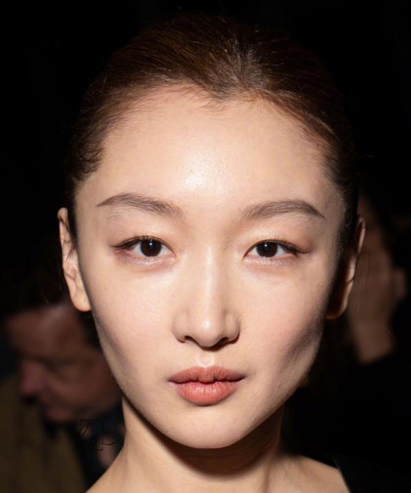 明星齐聚巴黎时装周:刘亦菲被服装拖累,周冬雨好寡淡,关晓彤一言难尽