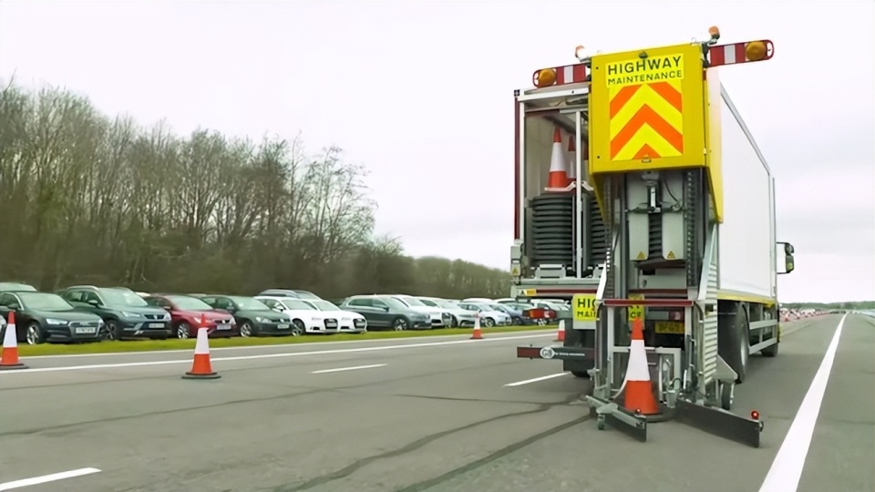 不可思议的"拉链车"!上路瞬间缓解拥堵,如此高科技你见过吗?_腾讯新闻