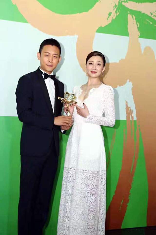张译跟父母回老家探亲,全家福合影首曝光,张译长得像爸爸