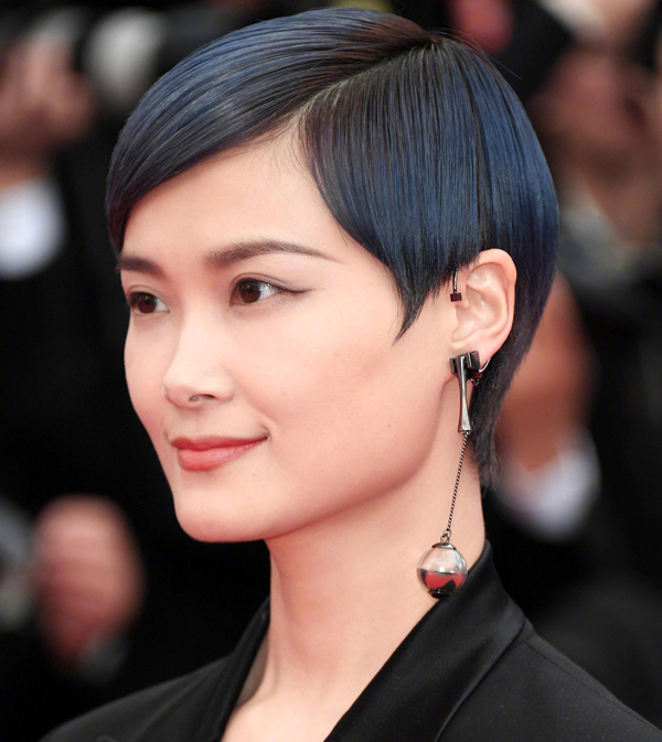 论方脸女星只服这5位,堪称行走的"嫩牛五方",只能靠造型遮掩