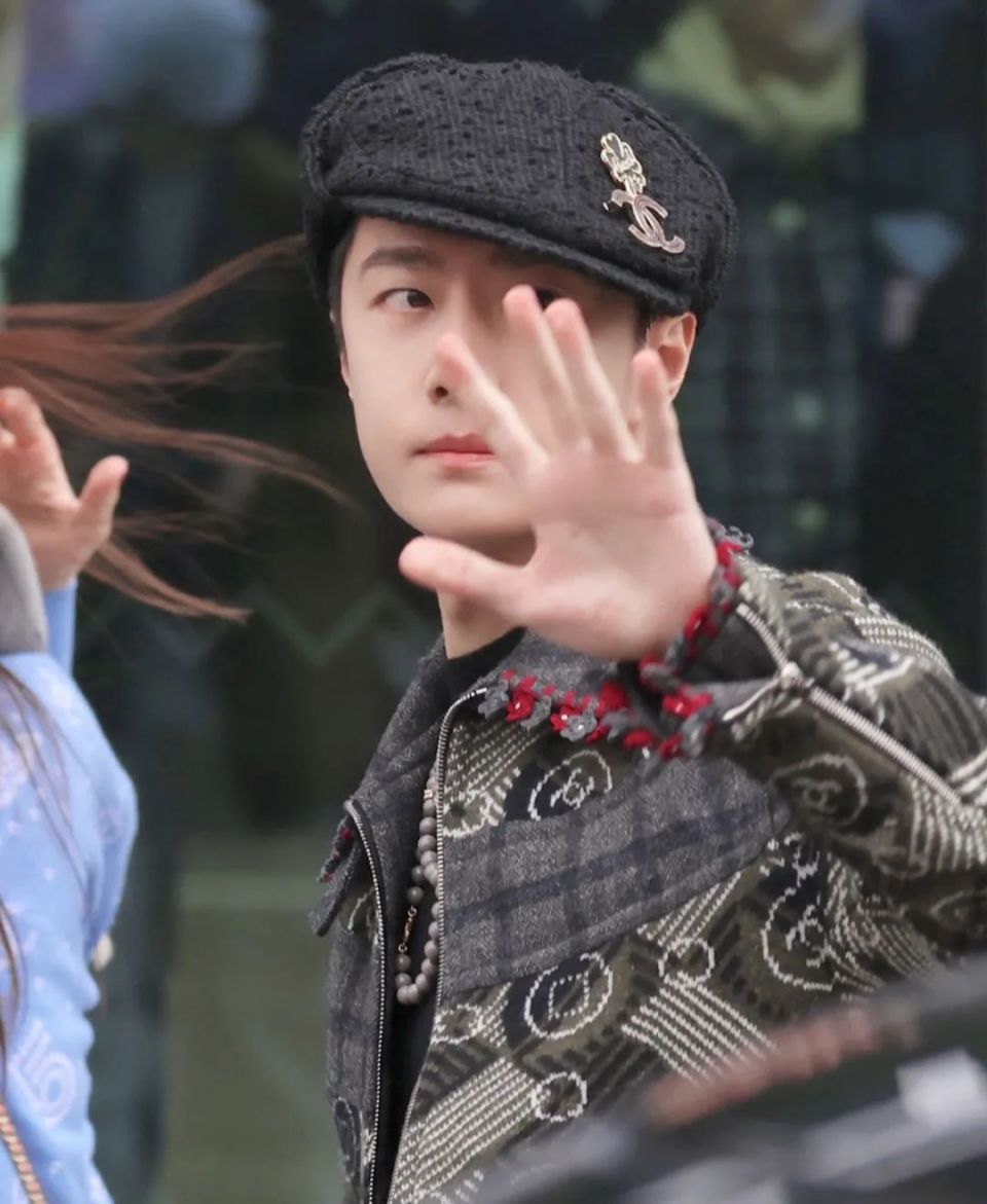 王一博时装周生图被嘲!帽子半永久引猜测,脸型短板暴露_腾讯新闻