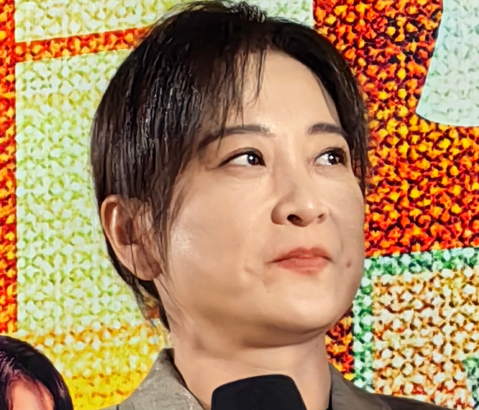 贾玲这波赢麻了!《热辣滚烫》破25亿,穿10万奢牌力压张小斐!