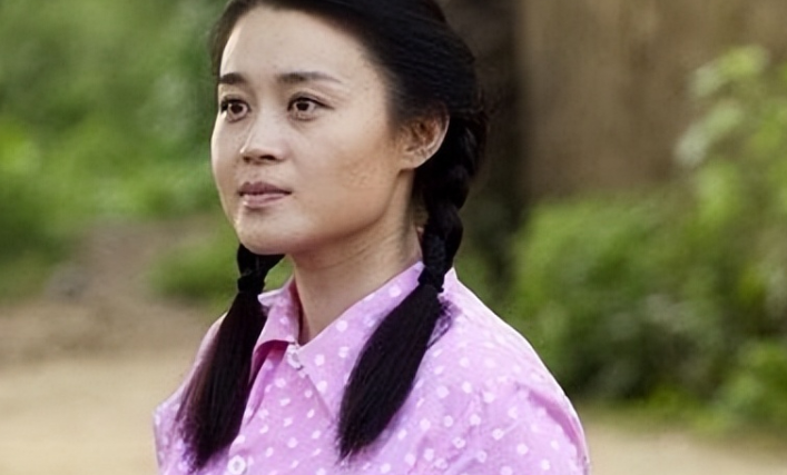 她是赵本山的御用媳妇出道后绯闻不断如今41岁仍然单身