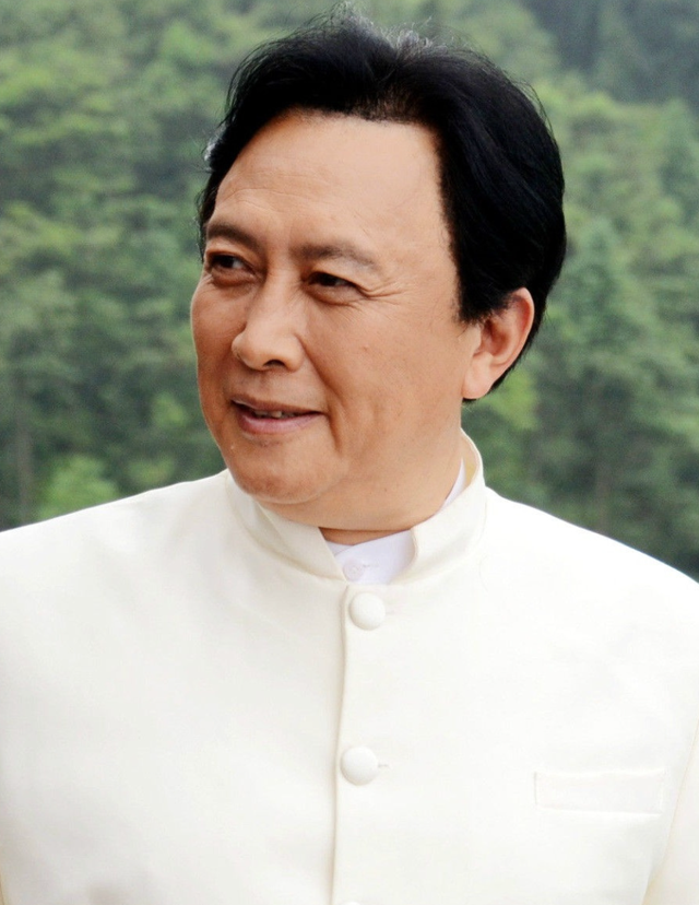 把更多的时间放在生活上,他和老婆也时常出去旅游,年轻的时候,唐国强