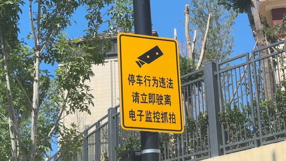 济南路边多辆私家车玻璃被砸 疑似不法人员盗窃财物