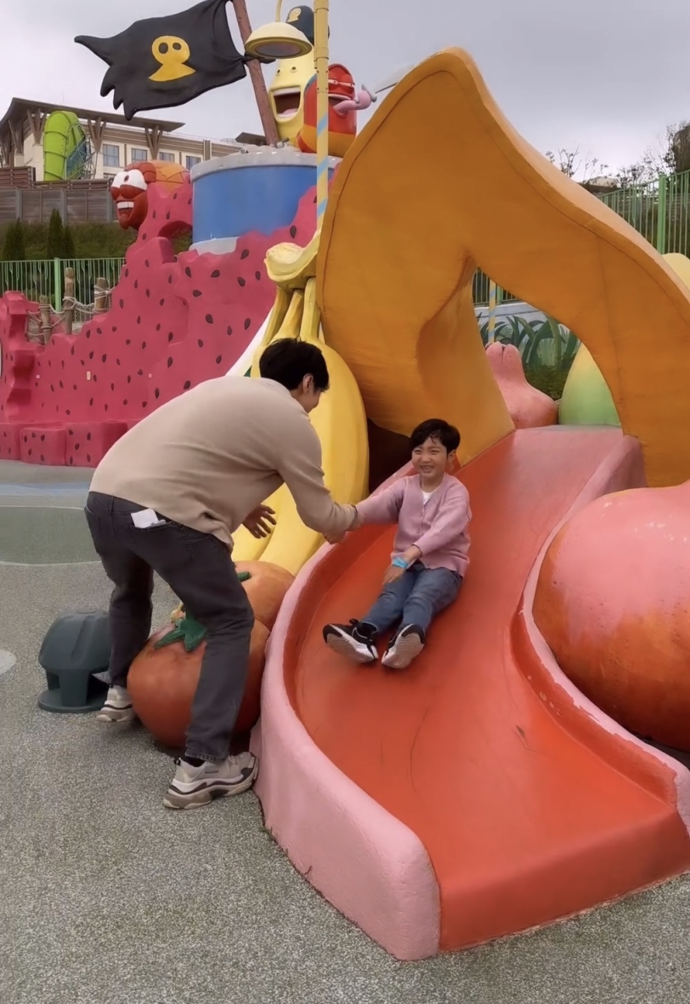 蔡琳与前夫高梓淇带儿子游游乐园画面温馨感人