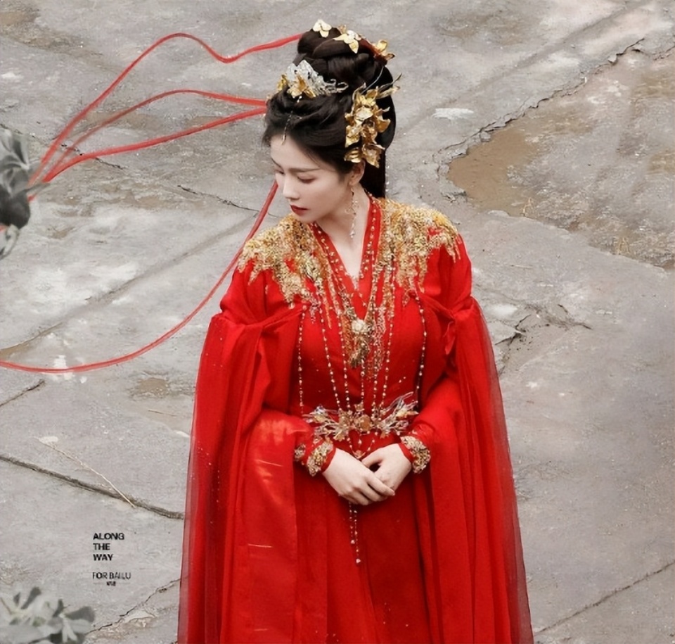 白鹿《临江仙》红衣路透曝光!明艳霸气太惊艳,和男主同框好绝!