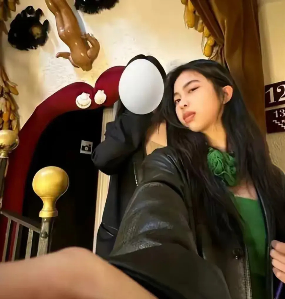 18岁李嫣参加学校酒会,皮肤白皙长发披肩像名媛,留学生活很惬意_腾讯