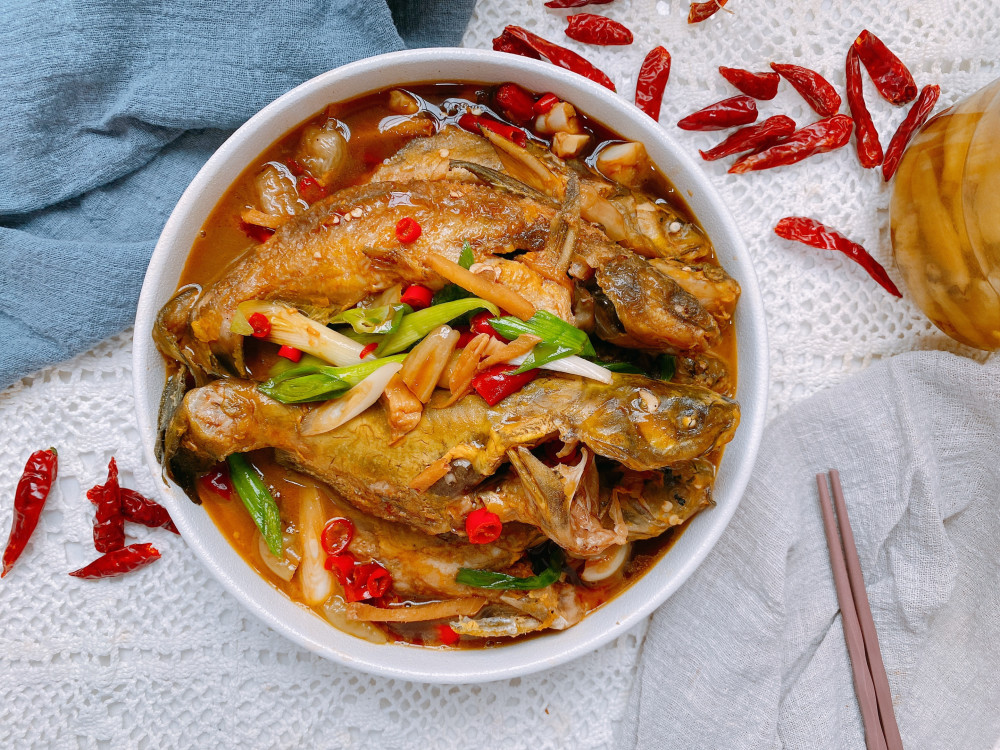 春天吃鱼好处多多试试黄辣丁肉嫩刺少家常做法好吃没腥味别错过