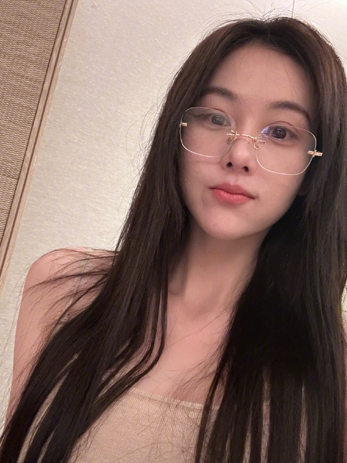 张馨予晒居家照,戴眼镜浅笑似大学生,与何教官爱巢大到长叶榕树_腾讯