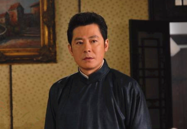 上海演员孙思瀚长居美国,陪伴老母尽显孝心,妻子留国内照顾女儿