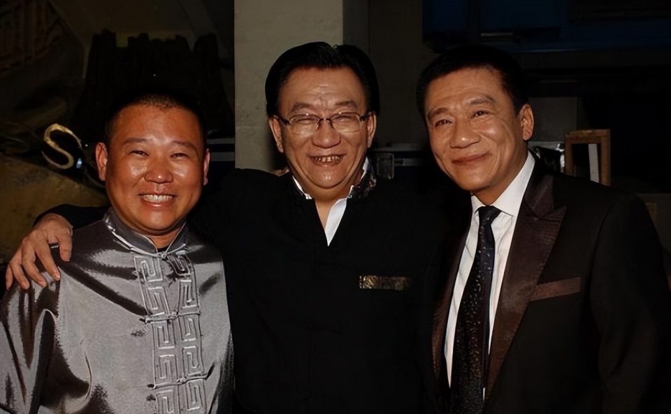 60岁歌手谢东宣布二胎得子，为啥都说是侯家有喜？_腾讯新闻
