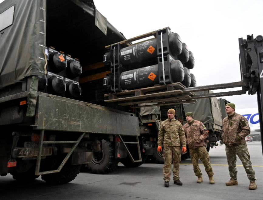 政府原本就希望得到西方的庇护,乌克兰历届总统一直在申请加入北约,但