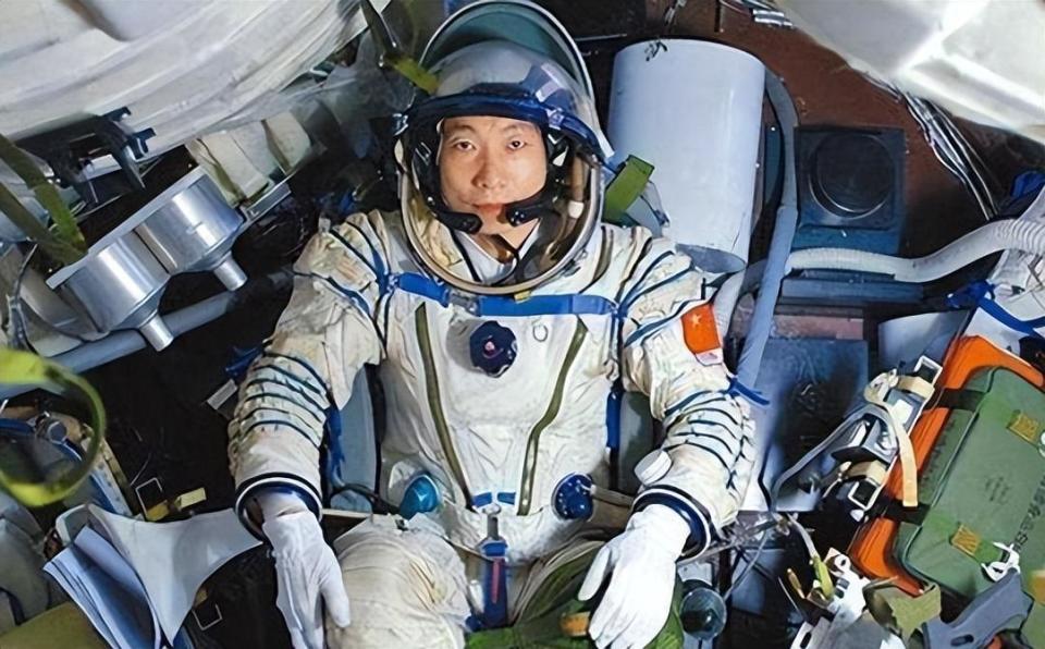 航天英雄杨利伟:背后是女儿的早逝和妻子离职的苦楚_腾讯新闻