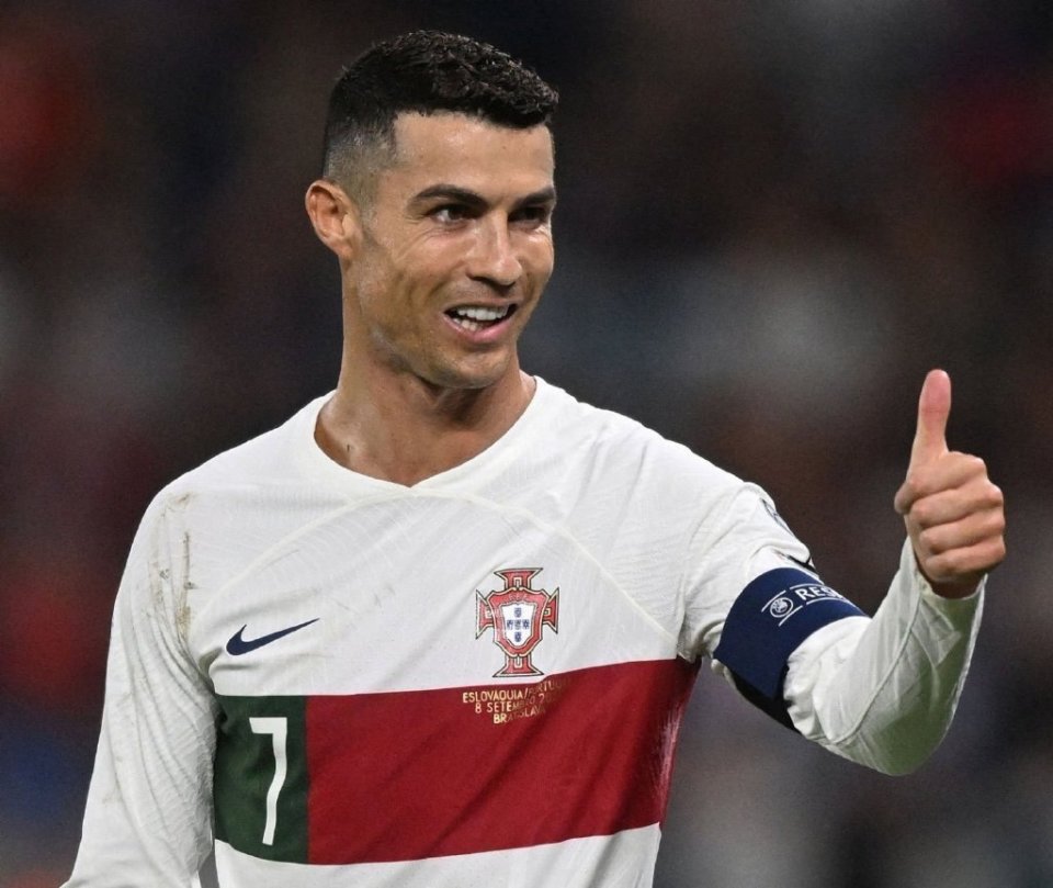 c罗太尴尬!转身躲球受伤,世界杯送乌龙助攻,遭嘲讽不如梅西