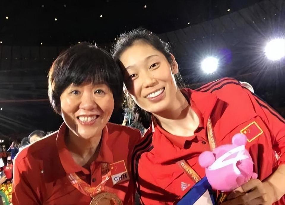 中国女排巨星朱婷,比赛奖金全部拿来还清家债,家人为她操碎婚事_腾讯