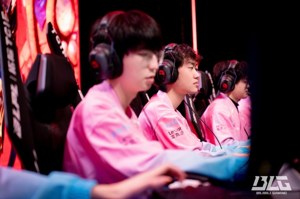 lpl春季赛今日速递:ez辅助亮相赛场,大小王各自赢下对手!_腾讯新闻