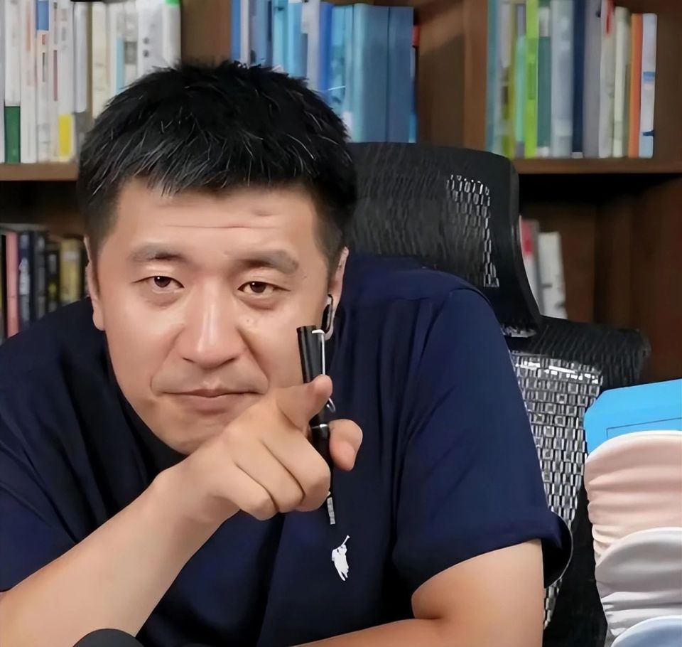 张雪峰停播又复播!含泪血赚几个亿后,看他如何一步步跌落神坛