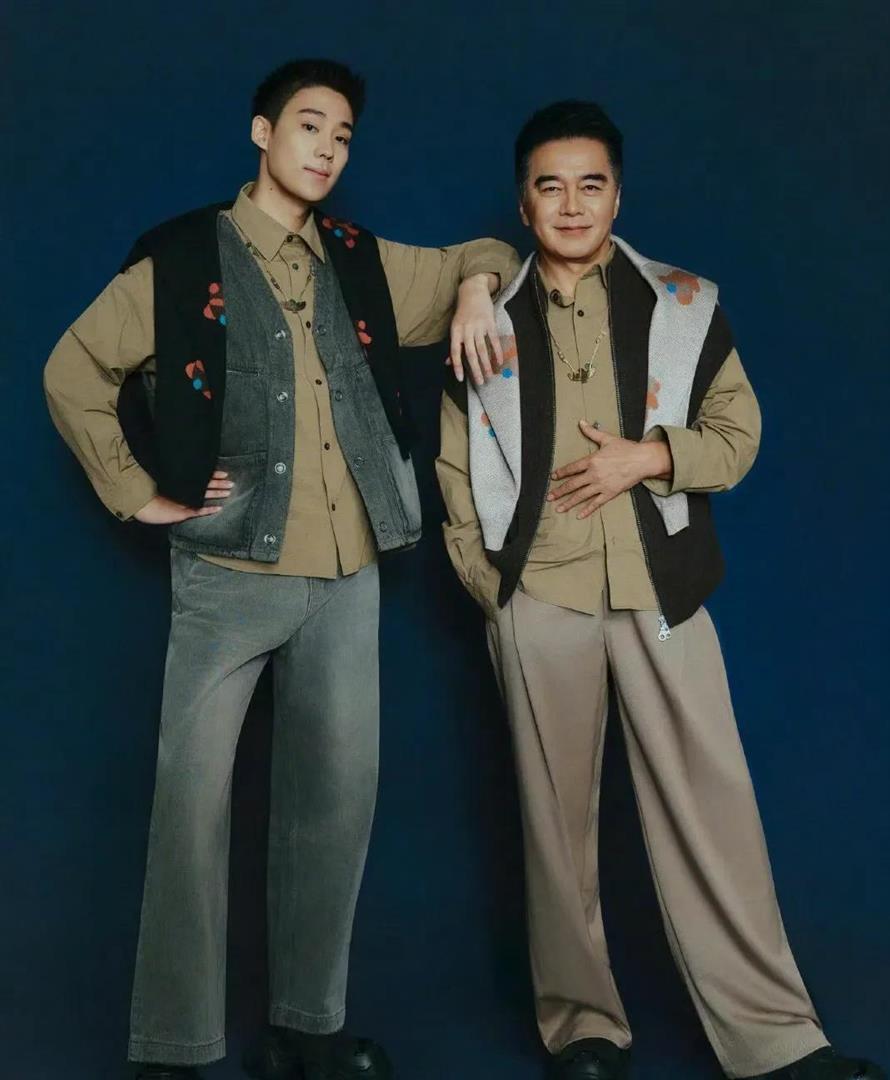 許亞軍現身何晴葬禮，兒子許何捧着媽媽遺像，父子倆穿黑衣很悲傷 - 