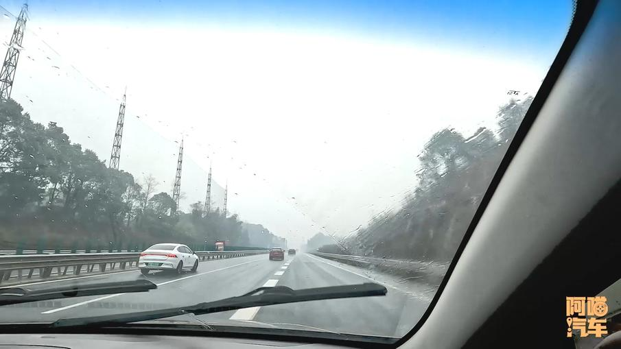 雨天跑高速車窗起霧別傻傻只會開除霧喵哥教你兩招不起霧