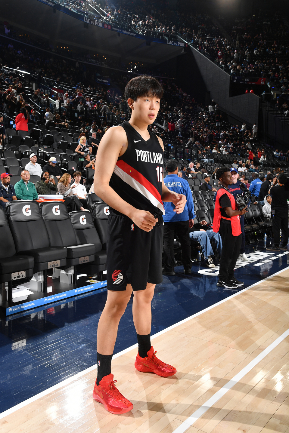 杨瀚森对比科沃德落下风？拓媒怒怼球评人：等杨打好了你可别来站队