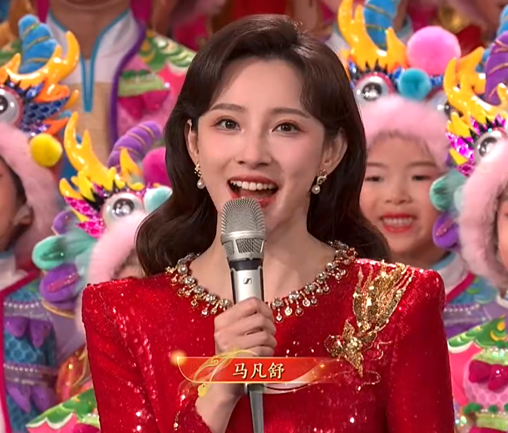 她已经连续三年主持春晚了,当初马凡舒首登春晚的红裙造型犹在眼前